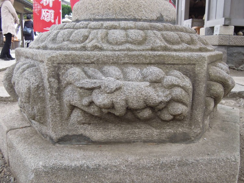 葉山 森戸神社 参道の石燈籠の波兎（右）