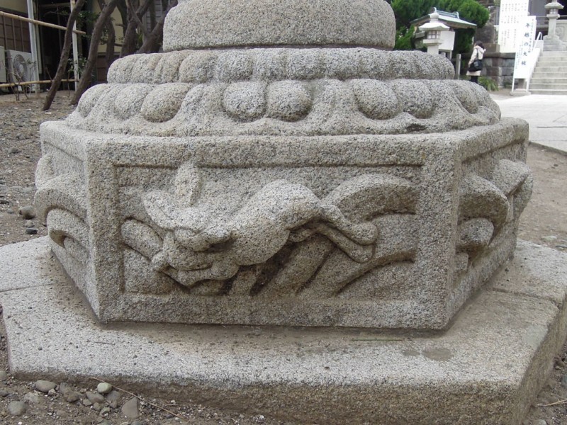 葉山 森戸神社 参道の石燈籠の波兎（左側）