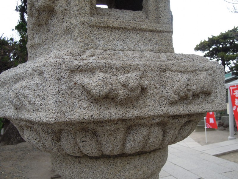 葉山 森戸神社 石燈籠の干支兎（左）