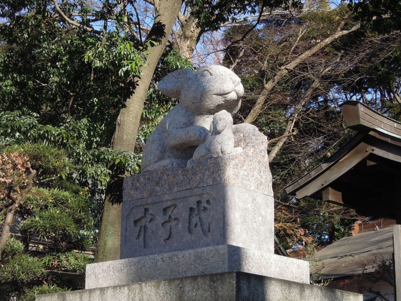 調神社 2014年 初詣 狛兎（左）