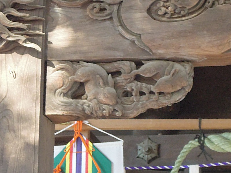 調神社 2014年 初詣 拝殿の兎彫刻（左）