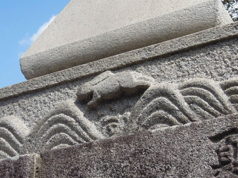 菟足神社 石灯籠 基部の兎