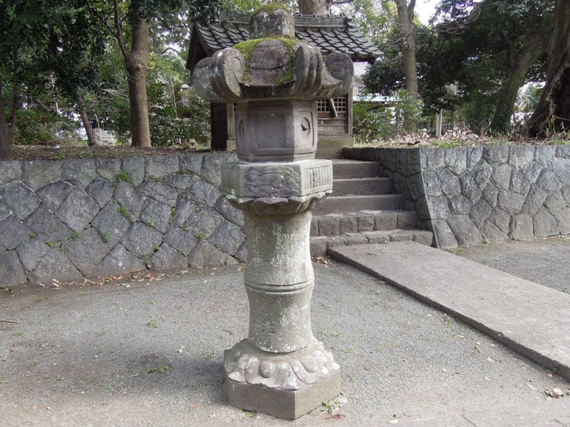 菟足神社 石灯籠 兎