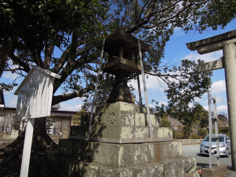 菟足神社 石灯籠 兎