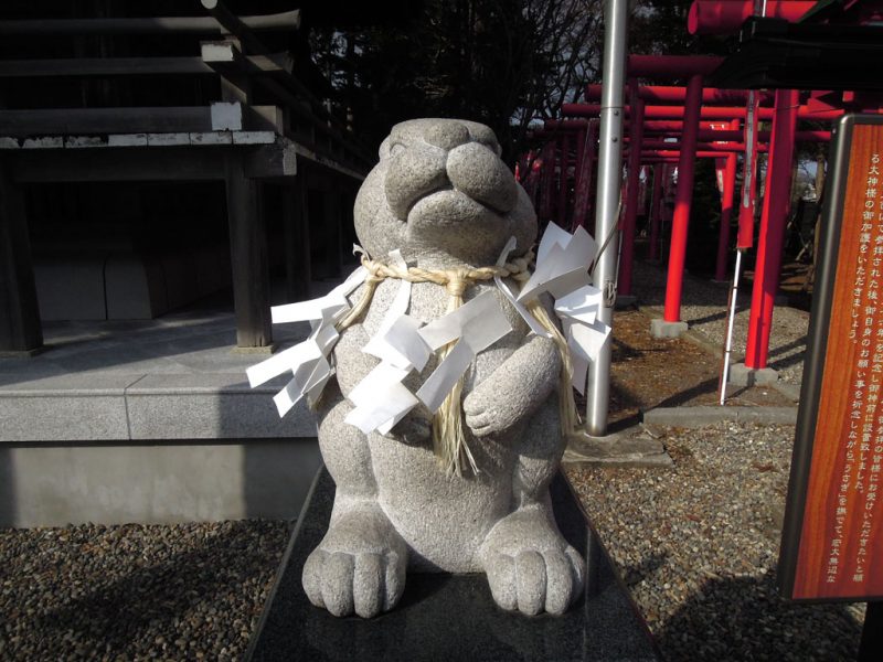 湯倉神社 なでうさぎ 前から