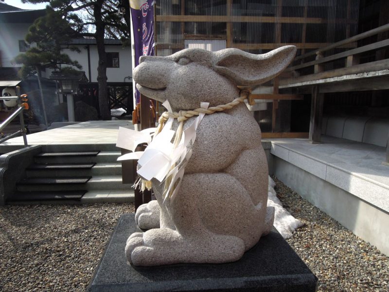 湯倉神社 なでうさぎ 横から