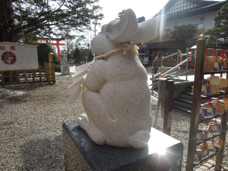 湯倉神社 なでうさぎ 後ろから