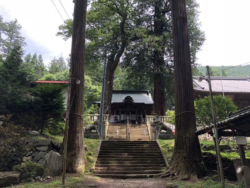 新海三社神社 参道