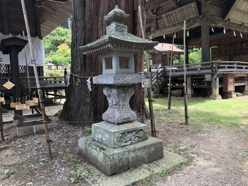 新海三社神社 石灯籠 神兎