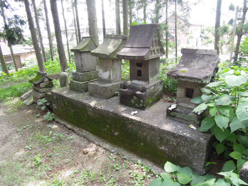 五霊神社(貝沢町) 石祠