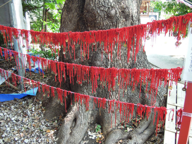 大須三輪神社 縁結びの赤い糸
