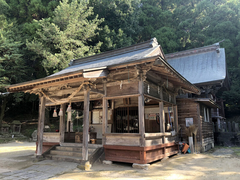 玉名山部田熊野座神社 拝殿と本殿