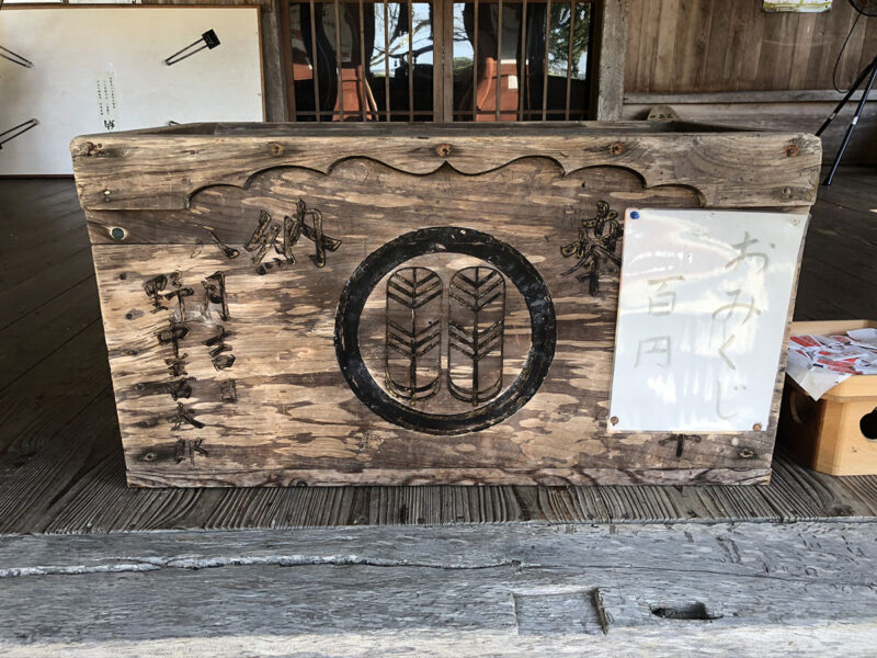 玉名山部田熊野座神社 賽銭箱 鷹の羽紋