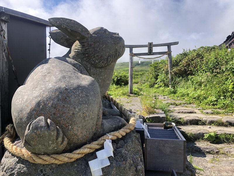 月山中之宮 神兎像