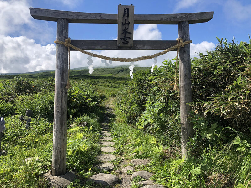 月山中之宮から月山本宮への鳥居