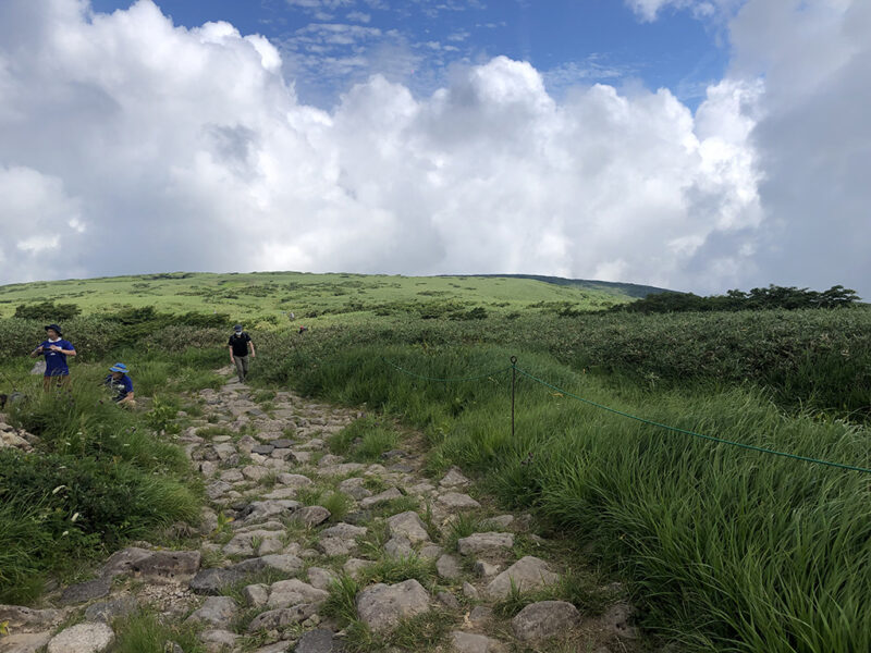 月山 中之宮から一の岳へ 弥陀ヶ原を振り返る