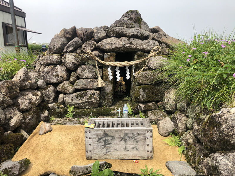 月山 仏生池 祠