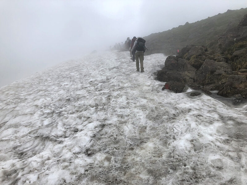 月山山頂付近 雪渓