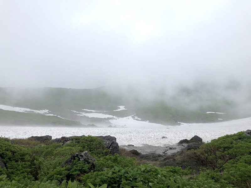 月山山頂付近 雪渓