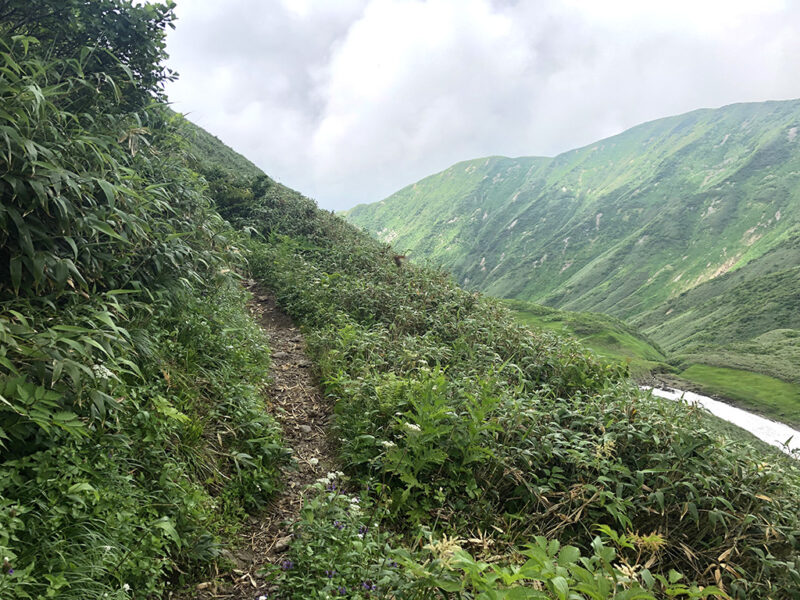 月山 姥ヶ岳を回り込んで湯殿山神社へ