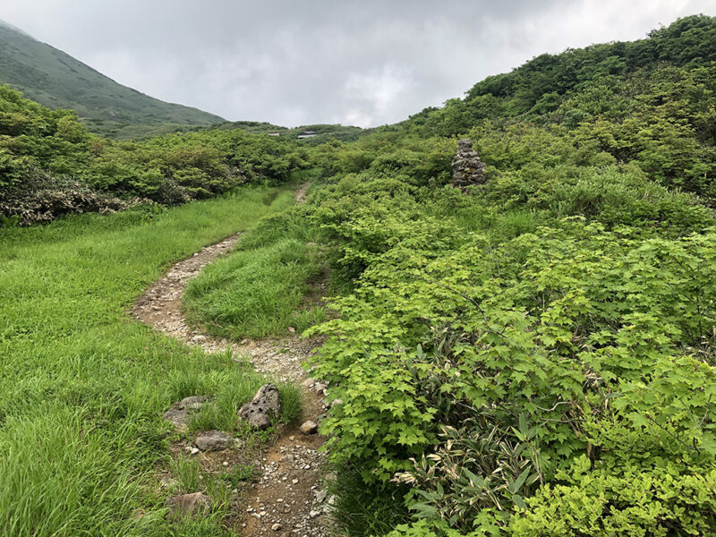 月山 姥ヶ岳を回り込んで湯殿山神社へ