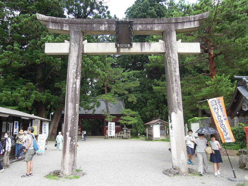 羽黒山 随神門前の鳥居