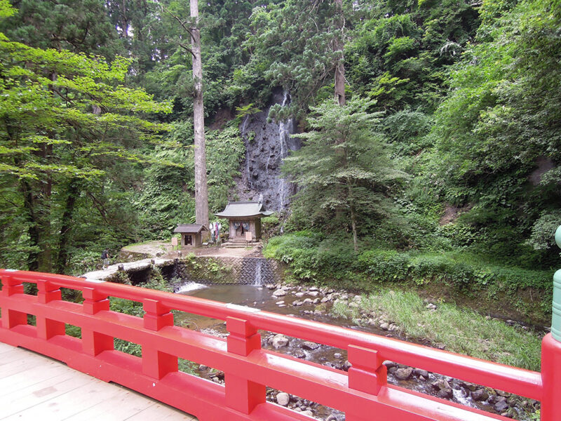 羽黒山 神橋から望む祓川神社と須賀の滝