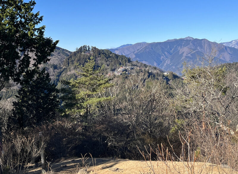 日の出山から御嶽山を望む